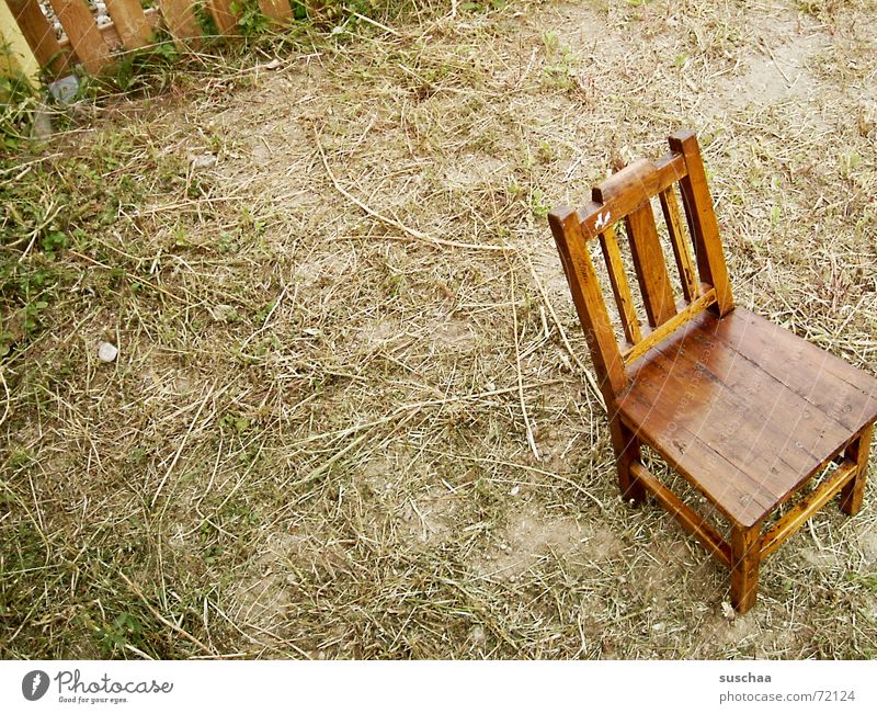 .. bitte sehr, setzen Sie sich doch .. Hochstuhl Holzstuhl antik Zaun sitzen stehen Aufenthalt gepflegt Rasen Bodenbelag Garten Stuhl antiker stuhl pause machen