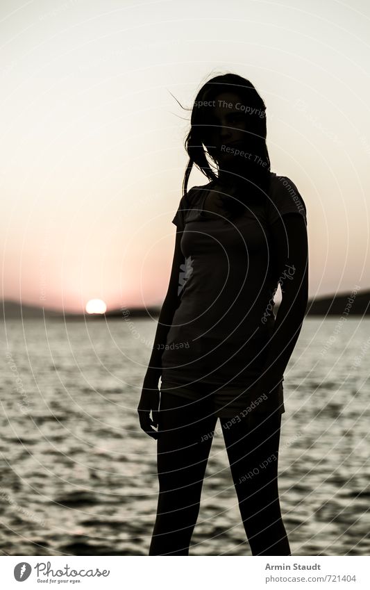Silhouette for Sonnenuntergang Lifestyle Ferien & Urlaub & Reisen Sommerurlaub Meer Mensch feminin Jugendliche 1 13-18 Jahre Kind Landschaft Wasser