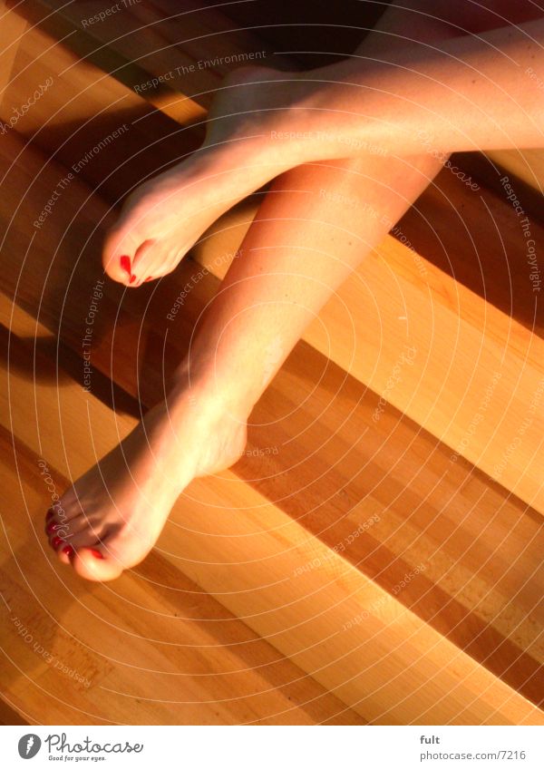 füsse Zehen Frau Holz aufeinander Fuß Beine Mensch Haut Treppe sitzen zeigen Schatten gelegt Fußknöchel Hacke Barfuß
