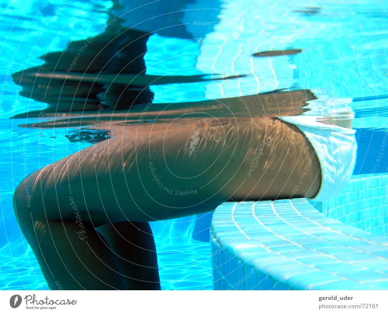 Pause im Pool Schwimmbad Frau Bikini kühlen Sommer Wellness Oberschenkel Beine sitzen Erholung erfrischen Fliesen u. Kacheln Spa Frauenunterhose