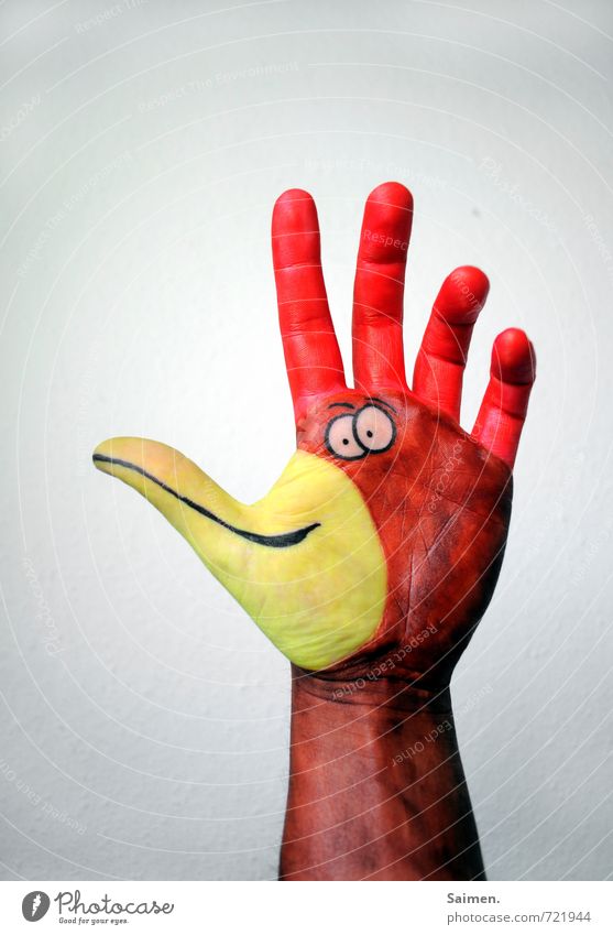 HandHahn Arme Comicfigur Finger bemalt Vogel Schnabel lustig Kreativität gemalt Farbfoto Innenaufnahme Textfreiraum oben Vogelperspektive