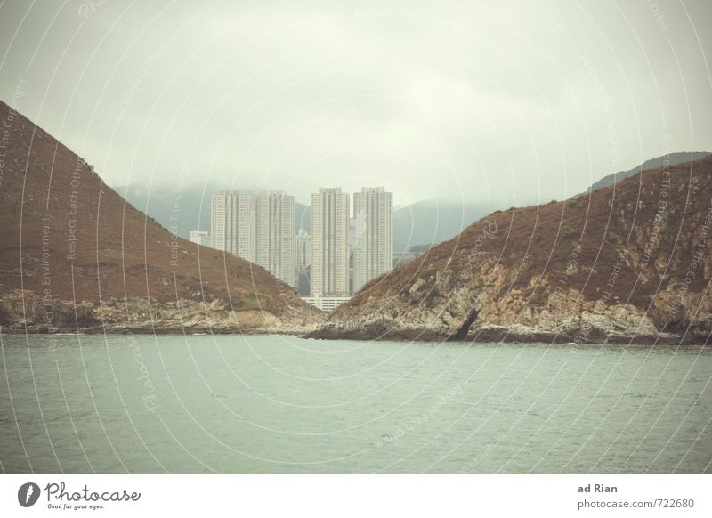 Einzelgänger | Nicht alleine Landschaft Urelemente Wasser Wolken Herbst schlechtes Wetter Unwetter Nebel Regen Hügel Küste Bucht Meer Insel Hongkong Fischerdorf