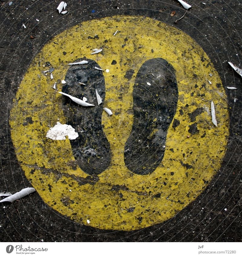 stay here Fußspur Schuhe gelb Asphalt Teer stehen gehen stoppen Warnschild schwarz Zeichen Schilder & Markierungen Bodenbelag dreckig sign