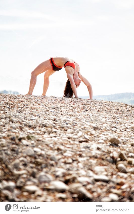 ^ feminin Junge Frau Jugendliche Körper 1 Mensch 18-30 Jahre Erwachsene Bikini einzigartig Yoga sportlich Sportler Sport-Training Steinboden gelenkig Farbfoto