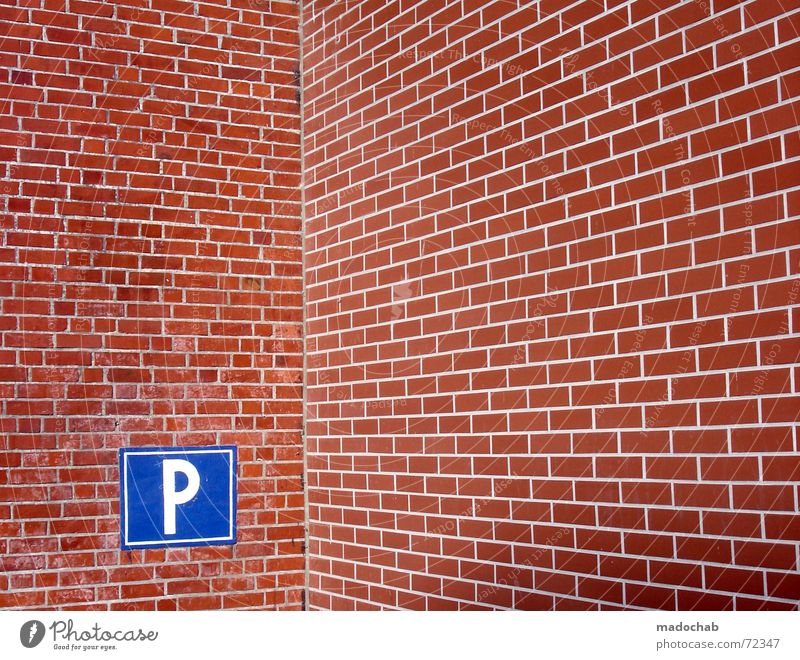 Parkplatzmangel rot Backstein Wand Mosaik Stil graphisch parken Verkehr Straßenverkehrsordnung Suche finden Parkplatzsuche Ärger zuletzt Verzweiflung Fahrschule