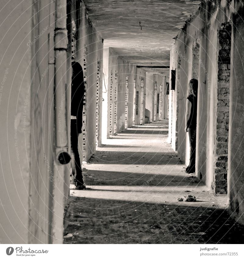 Zwei Mädchen im Gang möglich Tunnel Licht Flur Haus Gebäude Demontage Ruine Hotel Gernrode Backstein Wand Eingang Ausgang Erwartung unheimlich 2 schwarz weiß