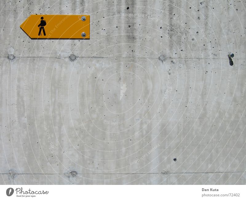 Ja, wo laufen sie denn? Pt. 1 wandern Beton Wand gelb Richtung grau Sozialer Dienst Hinweisschild Bergsteigen Schilder & Markierungen orange Wegweiser gehen
