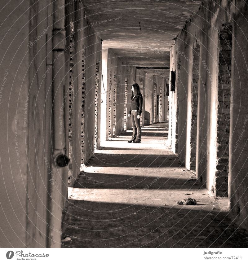 Ein Mädchen im Gang möglich Tunnel Licht Flur Haus Gebäude Demontage Ruine Hotel Gernrode Backstein Wand Eingang Ausgang Erwartung schwarz weiß verfallen