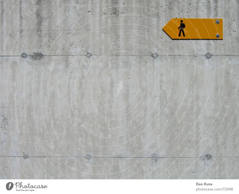 Ja, wo laufen sie denn? Pt. 2 wandern Beton Wand gelb Richtung trist Farbfleck Bergsteigen Hinweisschild Freizeit & Hobby Schilder & Markierungen orange