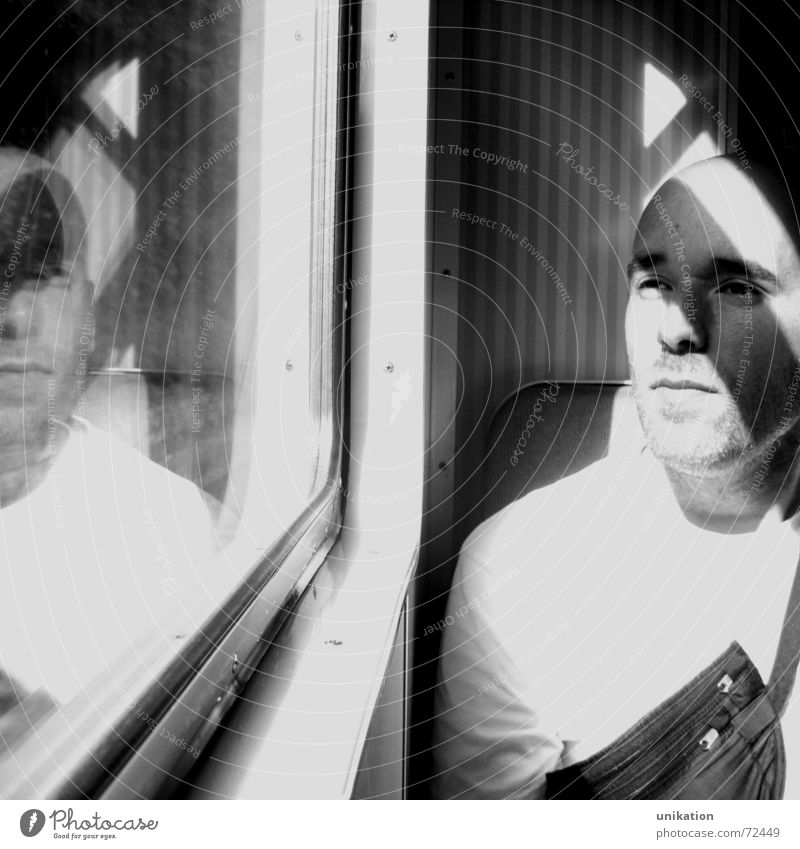 bahnfahrn Eisenbahn S-Bahn Reflexion & Spiegelung Fenster Fensterrahmen Spiegelbild Mann ruhig Licht schwarz weiß sitzen blick nach draussen Rahmen eingerahmt