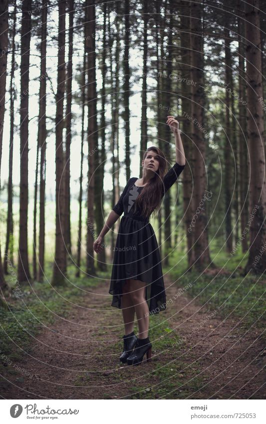 grab feminin Junge Frau Jugendliche 1 Mensch 18-30 Jahre Erwachsene Wald außergewöhnlich dunkel Gothic Farbfoto Außenaufnahme Tag Ganzkörperaufnahme