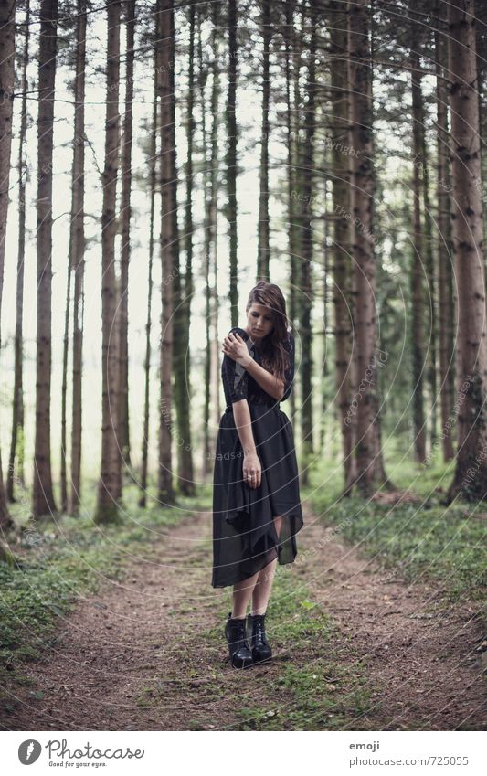 junge Frau im Wald feminin Junge Frau Jugendliche 1 Mensch 18-30 Jahre Erwachsene Natur Mode Kleid dunkel dünn schön Einsamkeit Farbfoto Außenaufnahme Tag