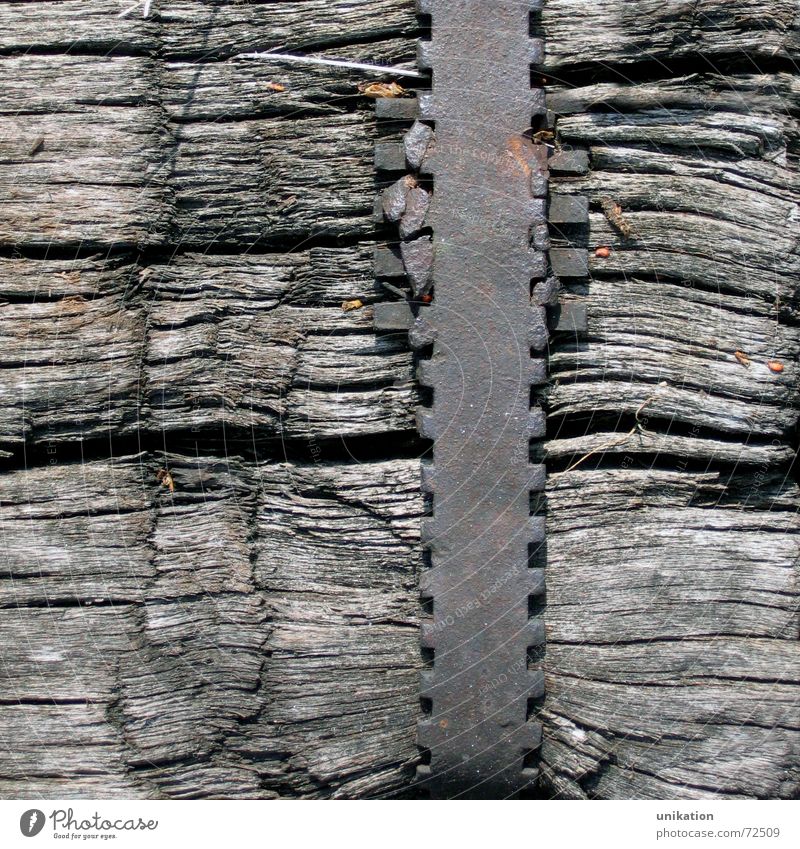 Zusammenhalt Holz Furche Eisen gepresst Rost Gleise Muster Eisenbahnschwelle Spalte Teilung verfallen zugstrecke Strukturen & Formen Oxidation