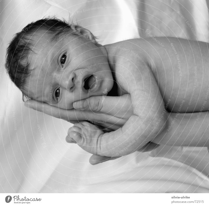kleiner Engel süß schön niedlich Baby Kind Porträt Glück Vor hellem Hintergrund Schwarzweißfoto