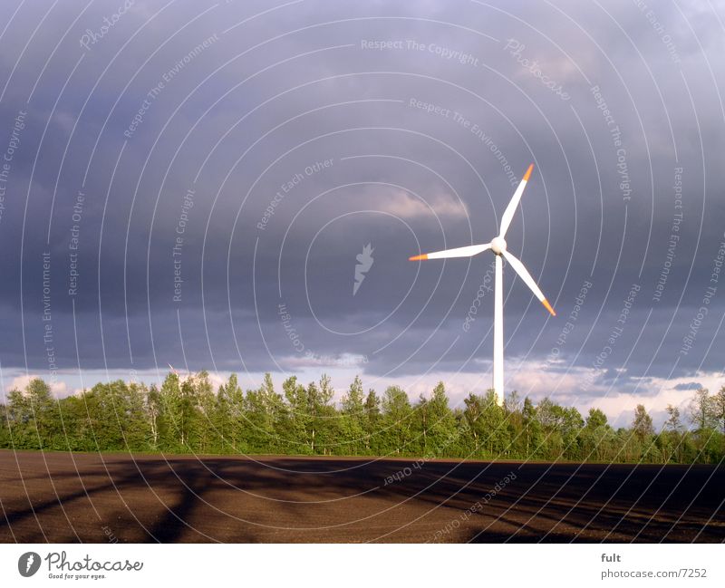 windrad Feld braun grün Erneuerbare Energie Elektrizität Design Logik Wolken Horizont Industrie Windkraftanlage Himmel blau Technik & Technologie okö Bewegung
