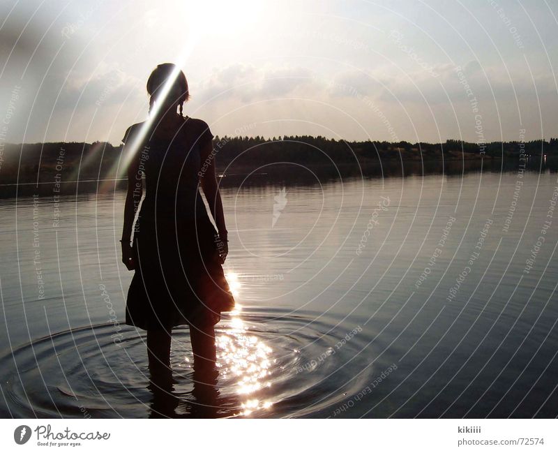mädchen im see See groß stehen Einsamkeit Außenaufnahme Kreis Sonne Beleuchtung Abend