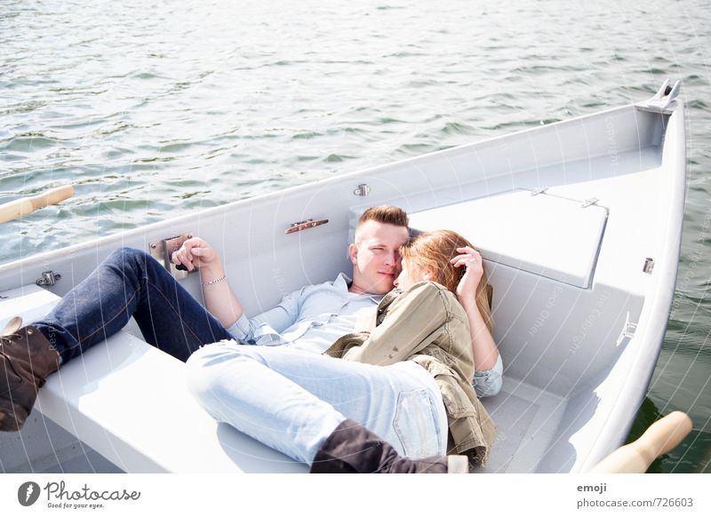 junges Paar auf Ruderboot auf See maskulin feminin Junge Frau Jugendliche Junger Mann 2 Mensch 18-30 Jahre Erwachsene Wasser Frühling Schönes Wetter schön