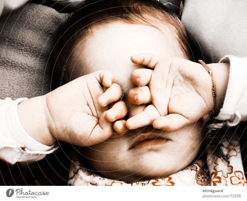 Tired Little Baby Kleinkind retro Hand geschlossene Augen schlafen Finger Zuneigung Schutz Armband zart verwundbar Kind Kinderaugen glänzend Wimpern