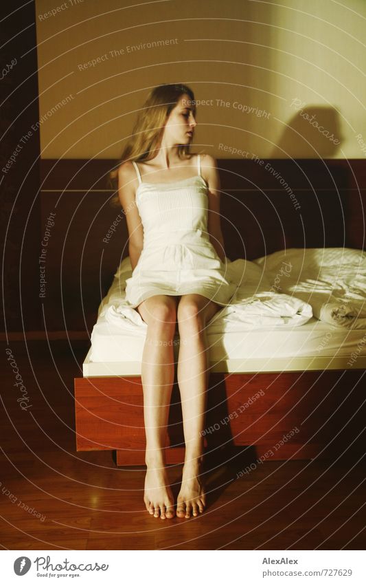 abgewandt Bett Junge Frau Jugendliche Beine Fuß 18-30 Jahre Erwachsene Kleid blond langhaarig beobachten sitzen ästhetisch groß dünn schön sportlich Gefühle