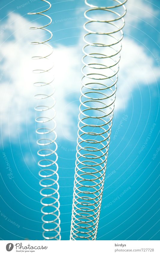 888 - Aufwärtsspiralen Himmel Wolken Metallfeder Spirale Spiralkabel außergewöhnlich positiv blau türkis weiß Erfolg Optimismus Perspektive Unendlichkeit