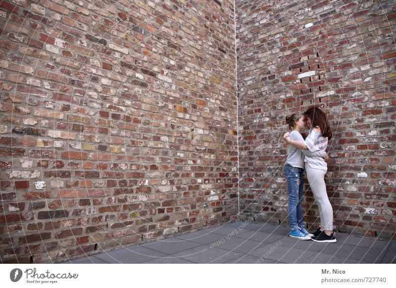 free hugs Lifestyle feminin Mädchen Geschwister 2 Mensch 8-13 Jahre Kind Kindheit Haus Bauwerk Gebäude Architektur Mauer Wand Fassade Mode langhaarig berühren