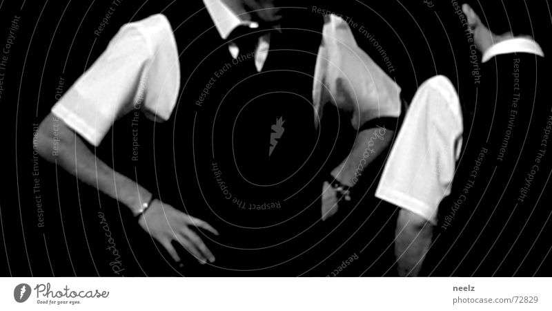 Server_03 Kellner Restaurant Aktion Dienstleistungsgewerbe Hand Hemd weiß Mann sprechen gestikulieren 2 Schwarzweißfoto Kontrast Blick kredenzen Glas Arme