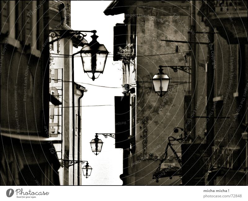 Ein Hauch von Mittelalter Gasse Italien Gardasee Lampe Fassade eng Licht Fenster Markise gestern lichtstreif Schwarzweißfoto mediteran verschnörkelt Schatten