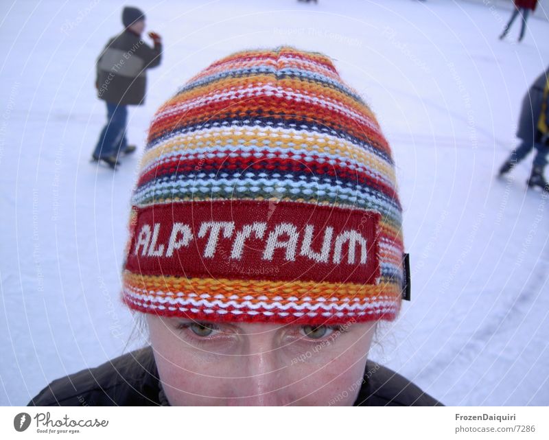 ALPTrAUM mehrfarbig Mütze Schlittschuhlaufen kalt Winter Vogelperspektive Mensch Schriftzeichen Farbe