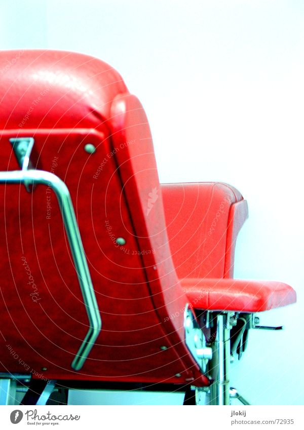Folterstuhl Siebziger Jahre rot Leder Stahl Freisteller Stuhl Metall Niete Rückansicht Design Designermöbel Anschnitt Bildausschnitt Objektfotografie