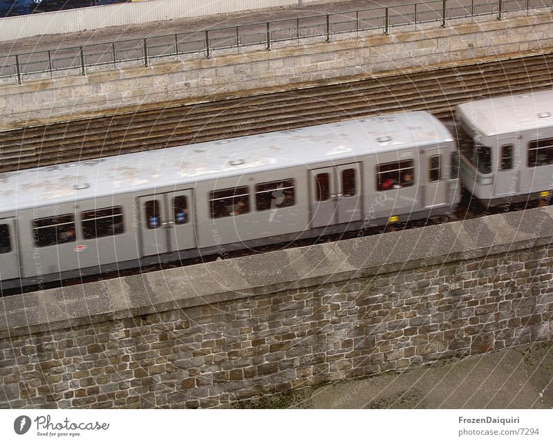 ...sub-a-way... U-Bahn Wien Geschwindigkeit Gleise Beton grau nass Verkehr silberpfeil Schnee wienfluss u4 pilgramgasse