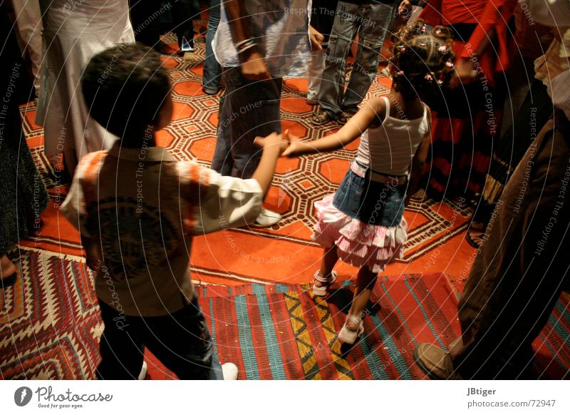 Let´s dance Kind Unbeschwertheit Teppich weich mehrfarbig Fröhlichkeit Naher und Mittlerer Osten Ägypten Innenaufnahme Bar Hand in Hand führen Sommer Tanzen