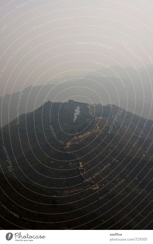 Chinesischer Drachen Mutianyu China Sehenswürdigkeit Wahrzeichen außergewöhnlich Chinesische Mauer Nebel Berge u. Gebirge Farbfoto Außenaufnahme
