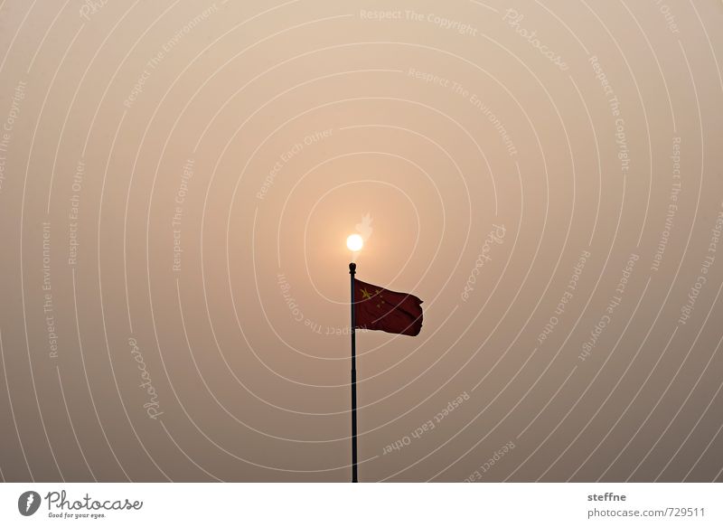 Himmlischer Frieden Peking China exotisch Sonnenuntergang Fahne chinesische flagge chinesische fahne Tiananmen Platz Farbfoto Textfreiraum links