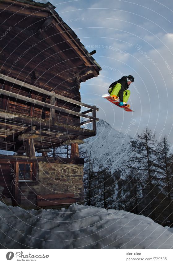 drop anything, but no bombs Lifestyle Winter Schnee Winterurlaub Berge u. Gebirge Haus Sport Wintersport Snowboard Mensch Junger Mann Jugendliche Hütte Balkon
