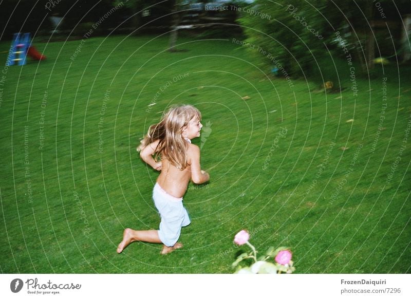 ... wie ein wirbelwind ... Spielen Wiese Geschwindigkeit grün Mensch kleines kind laufen rennen Garten Rasen