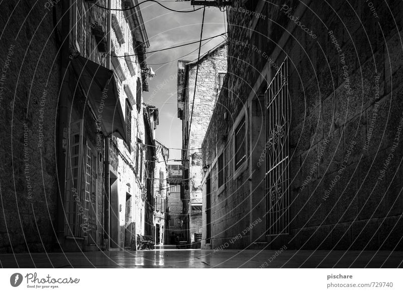 Gasse in Split Stadt Stadtzentrum Altstadt Menschenleer Haus dunkel Kroatien Schwarzweißfoto Außenaufnahme Licht Schatten