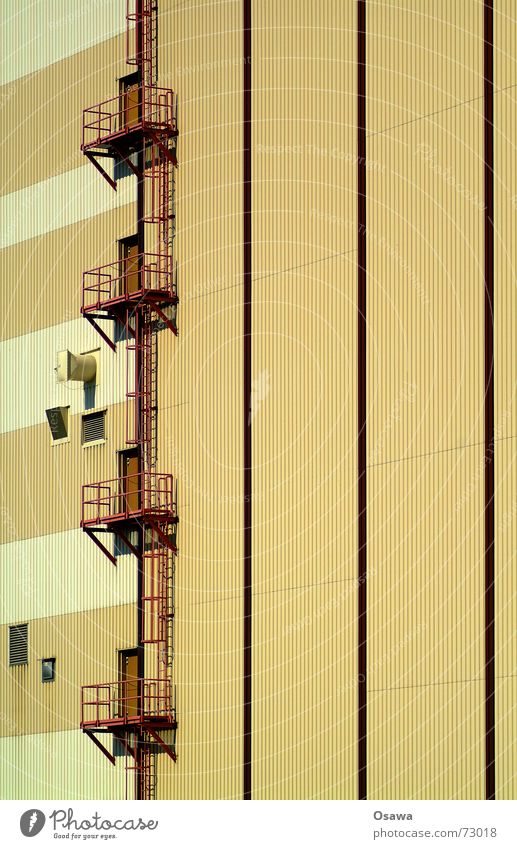 Kraftwerk 4 Fassade Gewerbe Wellblech Trapezblech braun beige weiß Mischung Balkon Luke Fenster Stahl Streifen gestreift Industriefotografie Treppe Leiter Tür