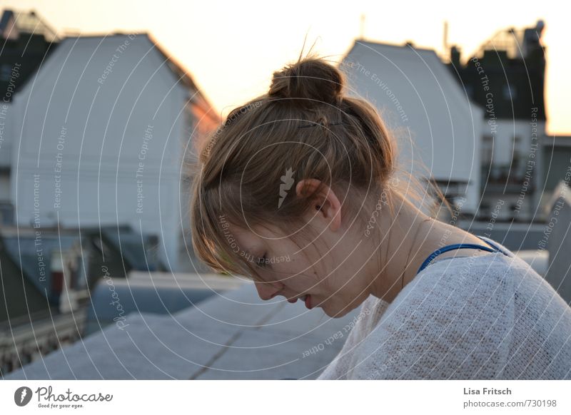 auf den dächern' hamburgs feminin 1 Mensch 18-30 Jahre Jugendliche Erwachsene Schanzenviertel Hamburg Dach Gelassenheit Farbfoto Außenaufnahme Dämmerung
