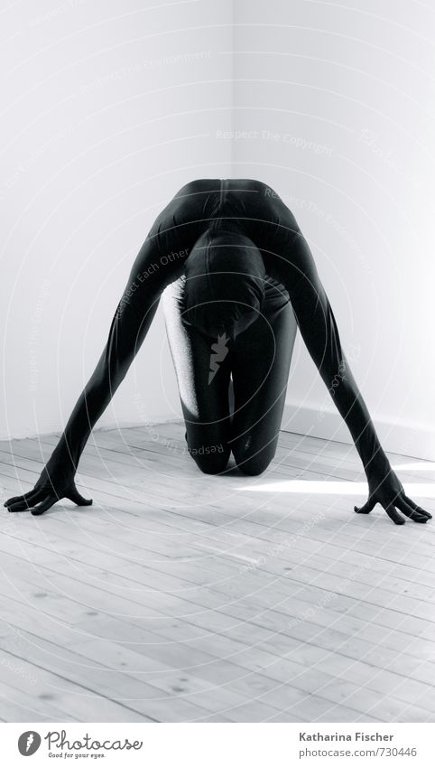 #730446 maskulin feminin androgyn 1 Mensch Kunst Skulptur Tänzer grau schwarz weiß Körper Körperhaltung knien Körperspannung Bodenbelag Holzfußboden Raum