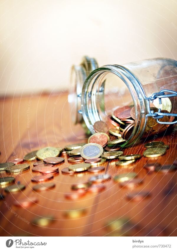 gesammelte Geldmünzen , Kleingeld aus einem geöffneten Einmachglas Notgroschen Altersarmut Münzgeld Spardose sparen Armut Erspartes Bargeld Nahaufnahme Glas