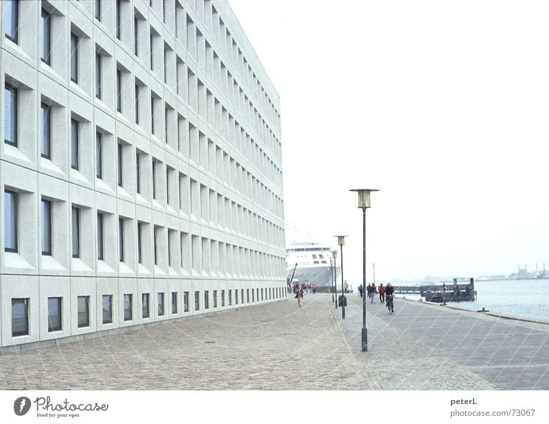 Monotonie Kopenhagen Mole Fassade Beton Raster Platz Stadt Wasserfahrzeug Fähre Fenster grau modern Hafen Perspektive Fluss