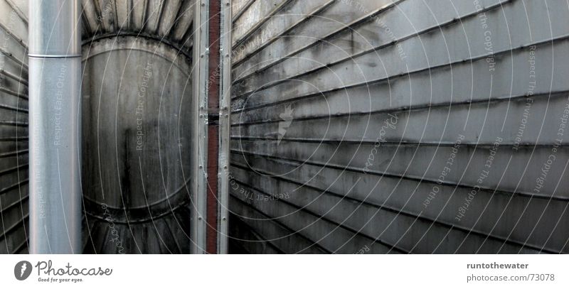 Gegensätze ziehen sich an Design Gegenteil wahrnehmen grau dreckig Müllverbrennung Industriefotografie Tank Linie Kreis Strukturen & Formen Kontrast Täuschung