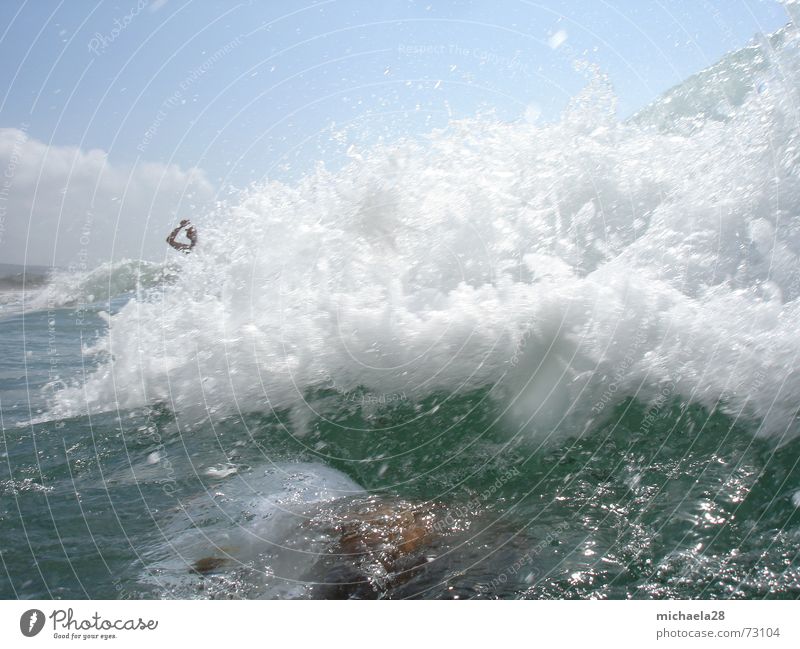 Wellenbrecher Brandung Schaum Gischt Monsterwelle Tsunami Meer Meerwasser Strand Ferien & Urlaub & Reisen Wolken tauchen ertrinken Überleben enthemmt