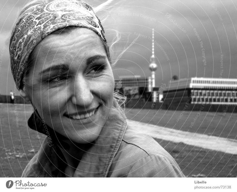 Queen of Berlin Stadt Trauer Abschied Sehnsucht lachen Berliner Fernsehturm Ferne zeitsprung