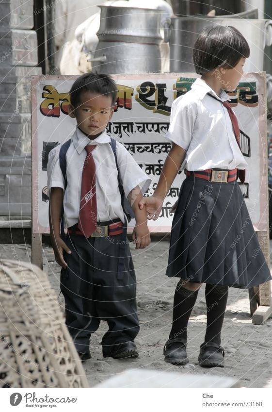 Die Coolness und seine Schwester Nepal Kind Geschwister Uniform Bekleidung Hemd Freundschaft Kontrolle lässig Schüchternheit süß fremd Stil Schule Schuluniform