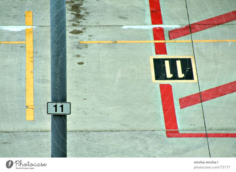 11 rot gelb parken Beton graphisch mehrfarbig abstrakt Ölfleck Flughafen Linie