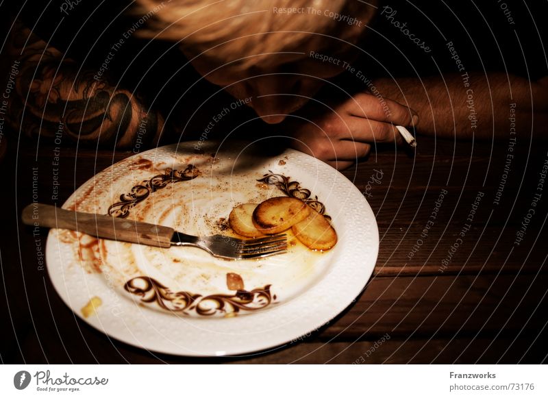 Gebratene Erdäpfel II Mahlzeit satt Gabel Teller Zigarette Rest Mann Tisch Abend Ernährung Kartoffeln Appetit & Hunger Typ Essen