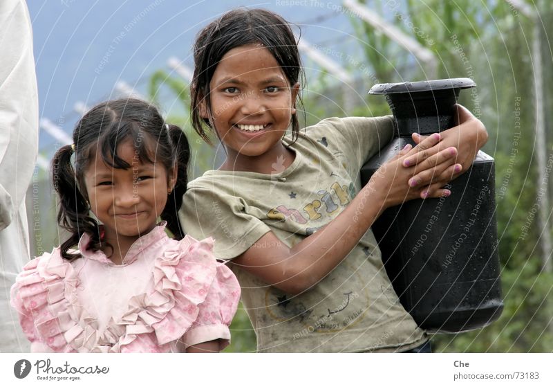 Kleine Wasserträger Krug Nepal Kind Freundschaft Geschwister Schwester nass schick schön dreckig schwer Asien Haushalt lachen Arbeit & Erwerbstätigkeit ziehen