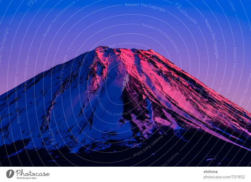 Zinnobergipfel des Fuji, ein Weltkulturerbe in Japan. Natur Landschaft Himmel Wolkenloser Himmel Winter Berge u. Gebirge Schneebedeckte Gipfel Vulkan kalt schön