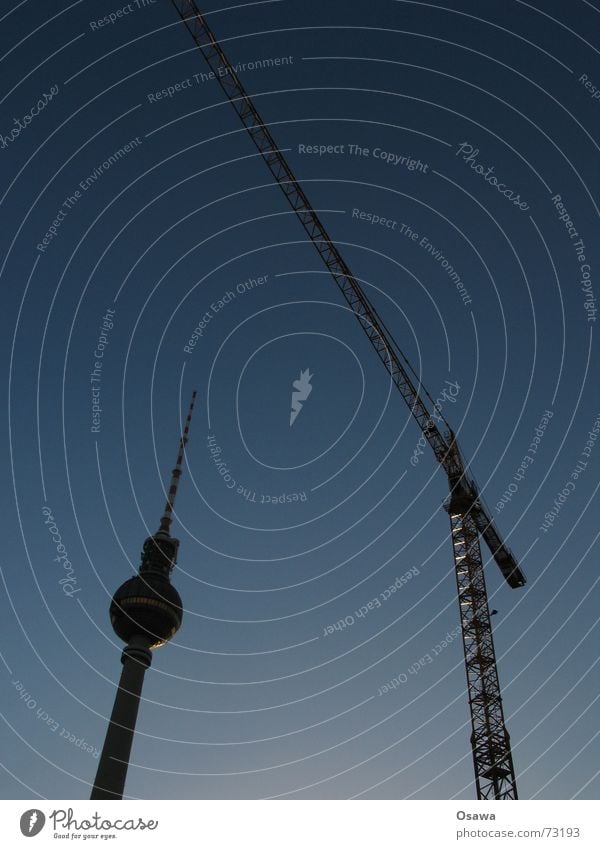 zwei berliner Wahrzeichen Kran Baustelle steil Gegenlicht Stahl Fachwerkfassade Ausleger Gewicht heben Antenne Beton rund groß Berlin Berliner Fernsehturm alex